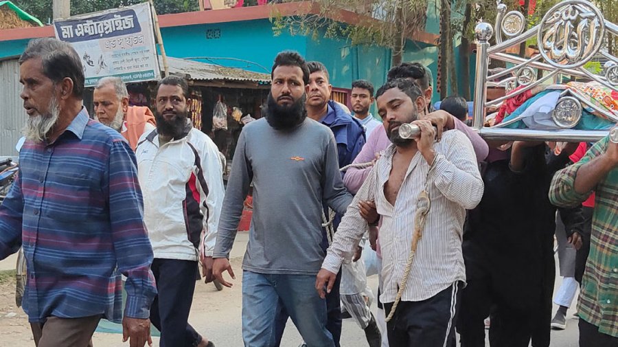 হাতকড়া নিয়ে মায়ের জানাজা পড়লেন ছাত্রলীগ নেতা